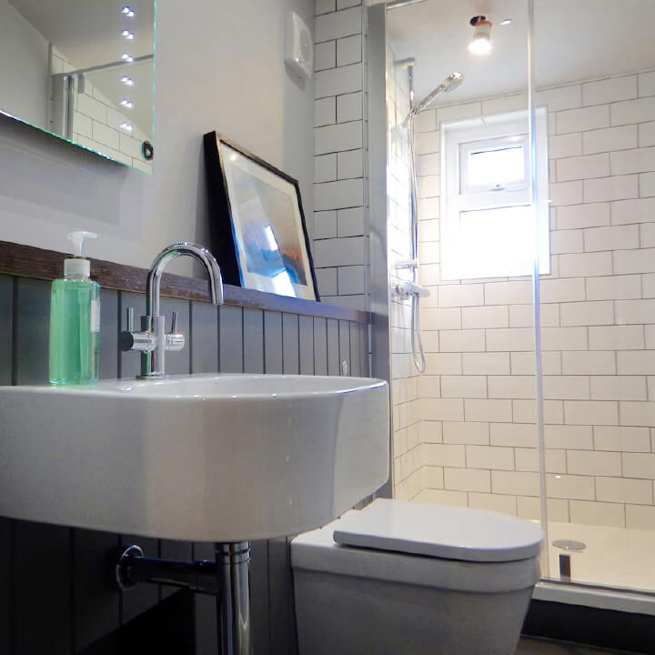 En suite bathroom with shower, Dalilea Croft